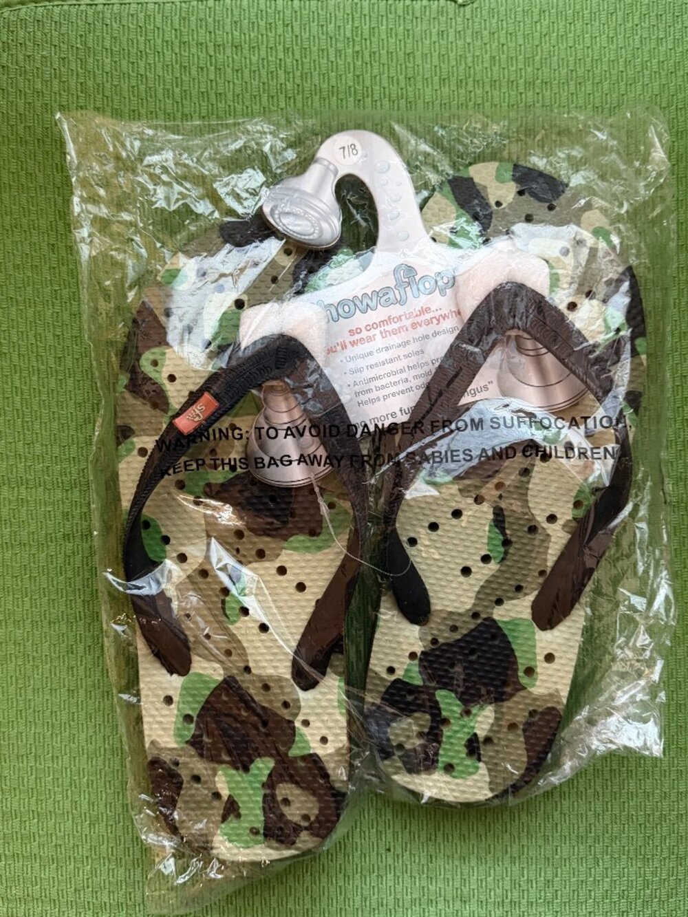 NWT Mens Water Flip Flops Size 7-8 - Green Camouflage with Black Strap